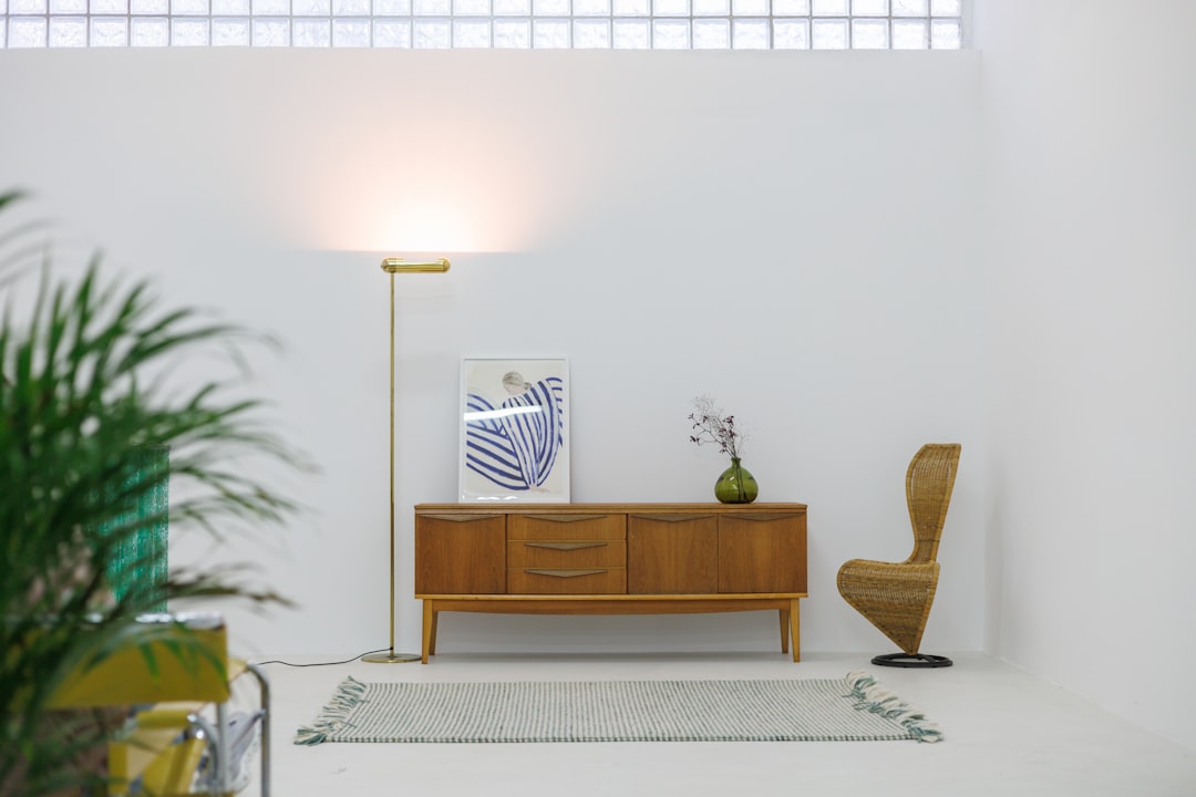 Photo mid-century modern floor lamp